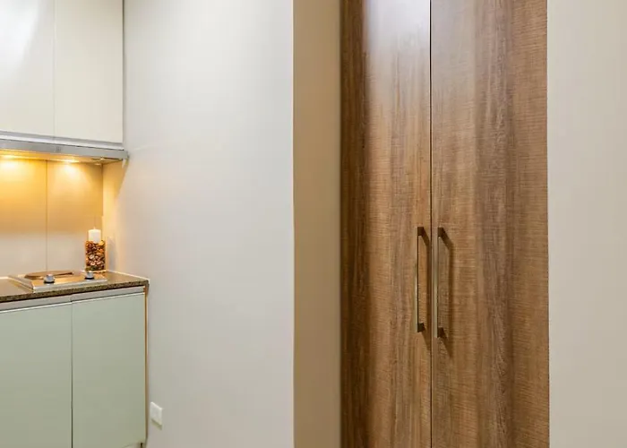 Aparthotel Hamilton Greenbelt Makati 4*